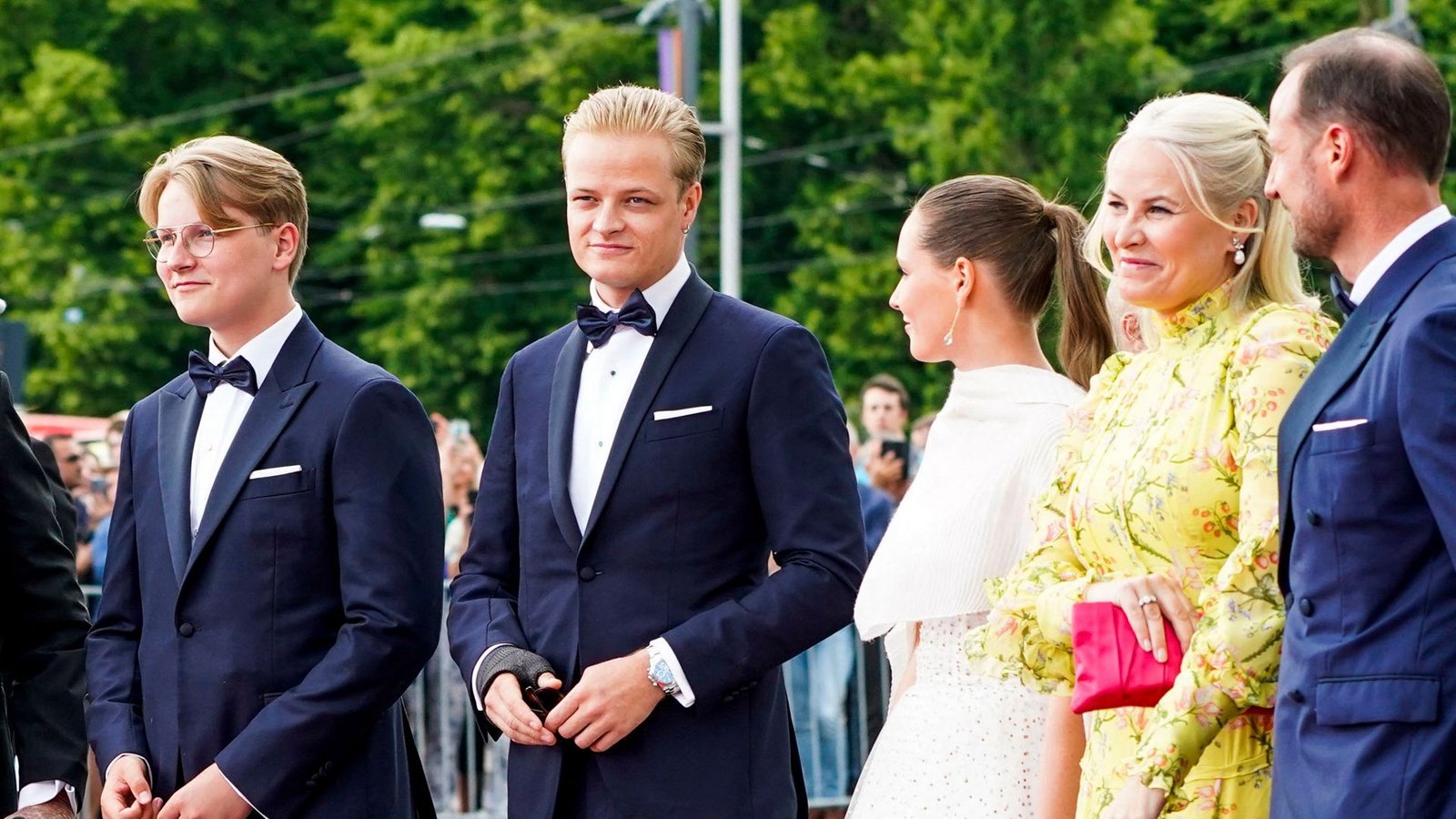 Marius Borg Høiby (zweiter von links) im Kreis seiner Familie. Im gelben Kleid: Seite Mutter, Kronprinzessin Mette-Marit.Foto: AFP