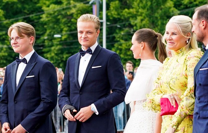 Marius Borg Høiby (zweiter von links) im Kreis seiner Familie. Im gelben Kleid: Seite Mutter, Kronprinzessin Mette-Marit.<span class='image-autor'>Foto: AFP</span>