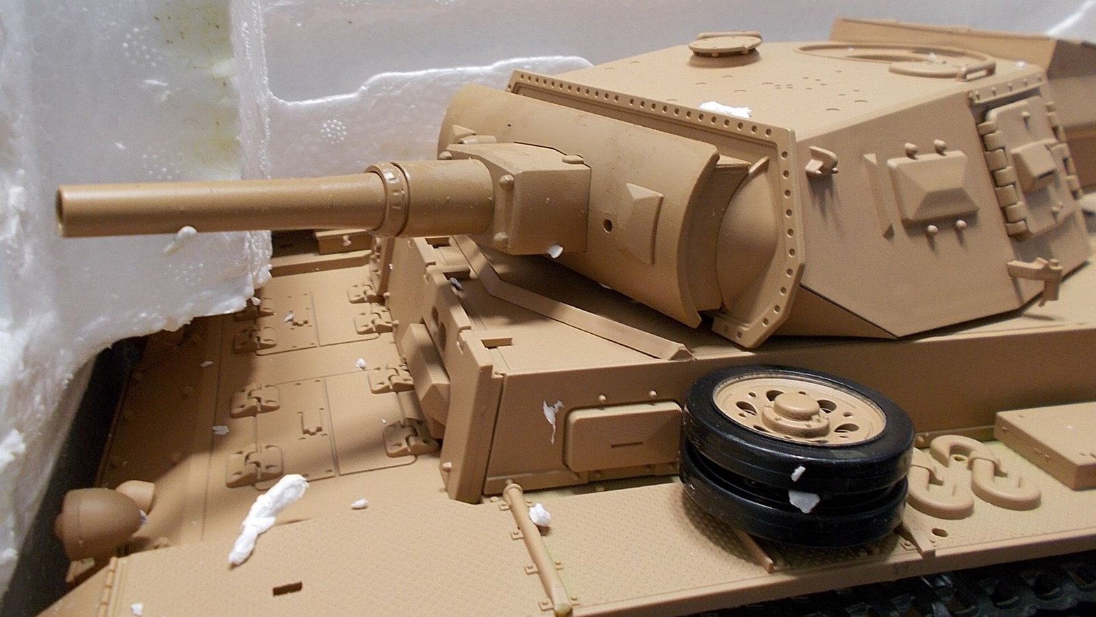Diesen und einen weiteren Modellpanzer entdeckten Zollbeamte in einem Paket.Foto: Hauptzollamt Singen