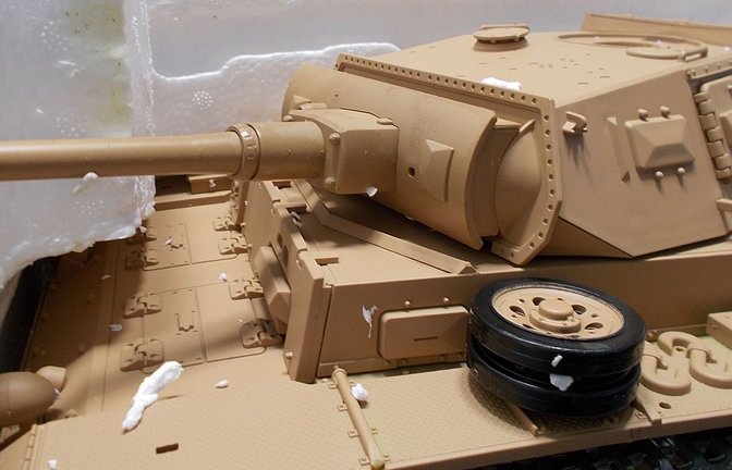 Diesen und einen weiteren Modellpanzer entdeckten Zollbeamte in einem Paket.<span class='image-autor'>Foto: Hauptzollamt Singen</span>