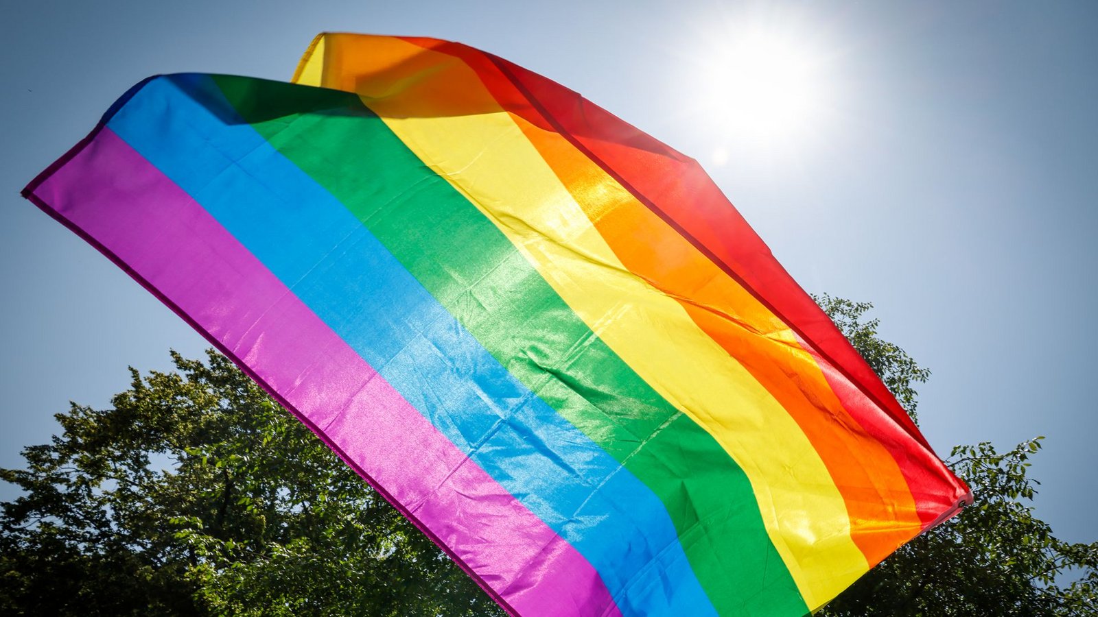 Im Sommer finden in ganz Deutschland CSD-Umzüge statt, bei denen queere Menschen für ihre Rechte demonstrieren.Foto: Focke Strangmann/dpa