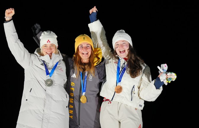 Die Rodlerinnen Elina Bota (Lettland, Silber, l-r), Julia Taubitz (Deutschland, Gold) und Ashley Farquharson (USA, Bronze) jubeln bei der Siegerehrung.<span class='image-autor'>Foto: picture alliance/dpa | Michael Kappeler</span>