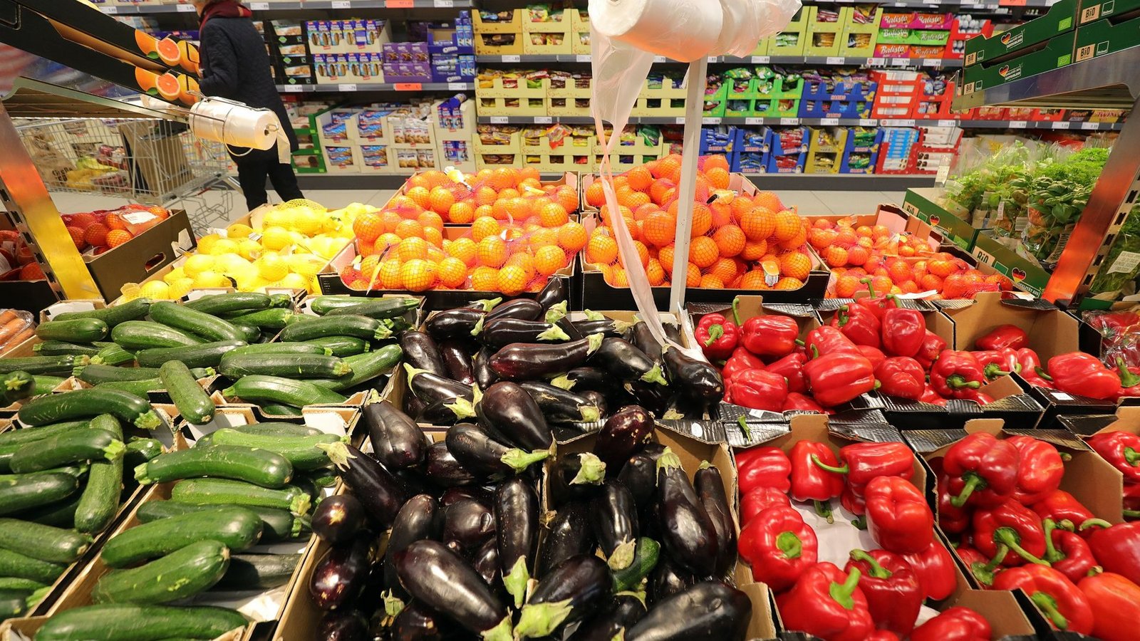 Obst- und Gemüse im Supermarkt. Mit einer flexitarischen Ernährung mit begrenztem Konsum von tierischen Produkten könnte unser Biodiversitäts-Fußabdruck bereits spürbar verringert werden - bei konsequenter vegetarischer oder veganer Ernährung noch deutlich stärker.Foto: Wolfgang Kumm/dpa