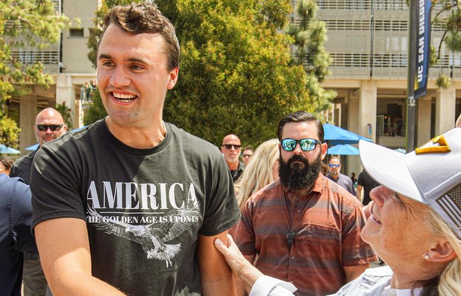 Umjubelt: Charlie Kirk, der TPUSA-Gründer, bei einem Treffen im Mai in San Diego<span class='image-autor'>Foto: imago/Sopa Images</span>