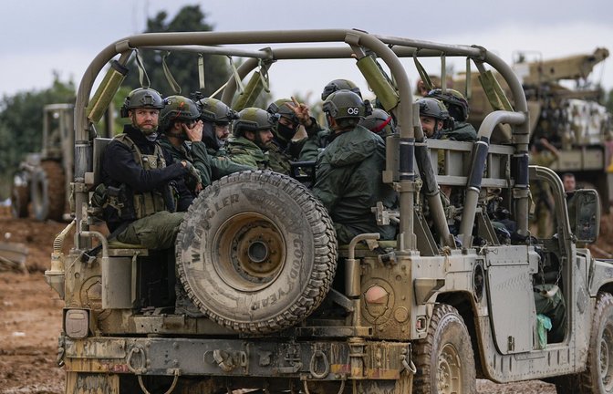 Israelische Soldaten bewegen sich in der Nähe der Grenze zum Gazastreifen im Süden Israels. (Archivbild)<span class='image-autor'>Foto: dpa/Ohad Zwigenberg</span>