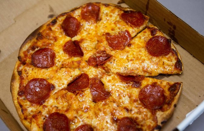 Nach dem Parteitag der Grünen in Karlsruhe geht es auch um die Frage, ob und wie viel Pizza bestellt wurde (Symbolbild).<span class='image-autor'>Foto: IMAGO/USA TODAY Network/IMAGO/Cody Scanlan/Holland Sentinel</span>