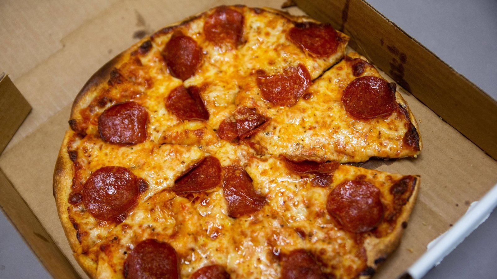 Nach dem Parteitag der Grünen in Karlsruhe geht es auch um die Frage, ob und wie viel Pizza bestellt wurde (Symbolbild).Foto: IMAGO/USA TODAY Network/IMAGO/Cody Scanlan/Holland Sentinel Nach dem Parteitag der Grünen in Karlsruhe geht es auch um die Frage, ob und wie viel Pizza bestellt wurde (Symbolbild).Foto: IMAGO/USA TODAY Network/IMAGO/Cody Scanlan/Holland Sentinel