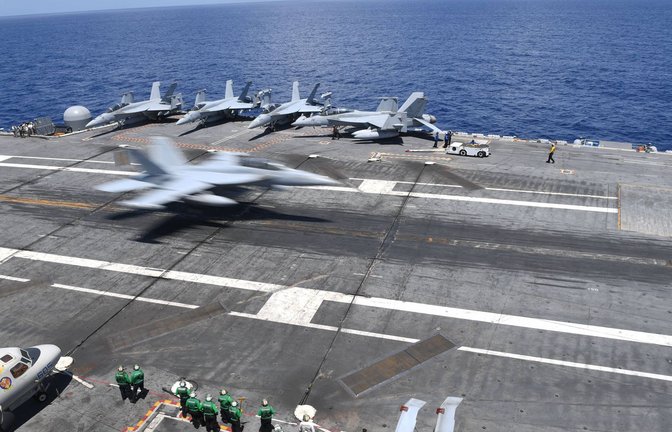 Ein Kampfflieger landet auf dem Flugzeugträger Abraham Lincoln.<span class='image-autor'>Foto: imago/ZUMA Press/U.S. Navy</span>