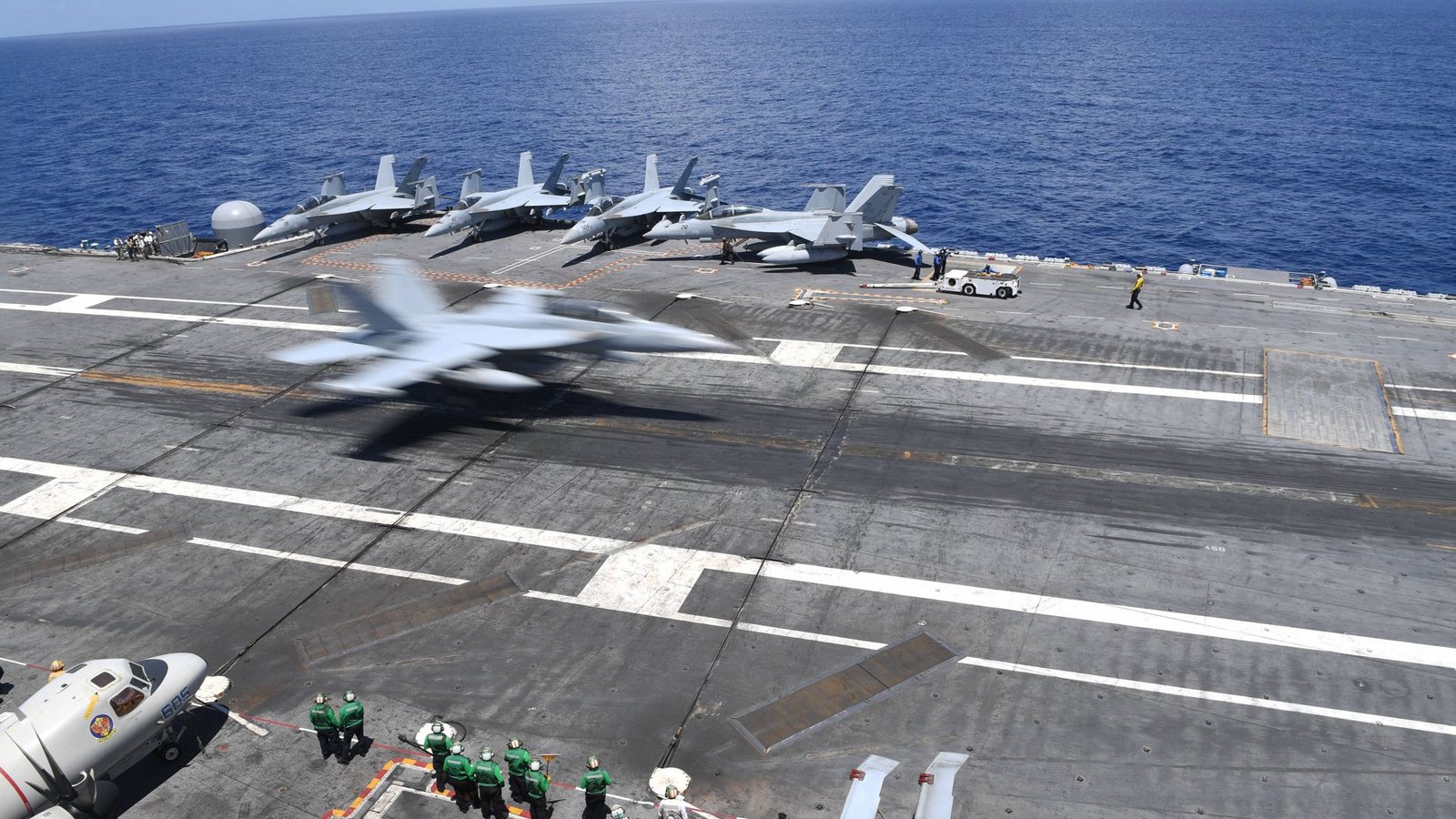 Ein Kampfflieger landet auf dem Flugzeugträger Abraham Lincoln.Foto: imago/ZUMA Press/U.S. Navy Ein Kampfflieger landet auf dem Flugzeugträger Abraham Lincoln.Foto: imago/ZUMA Press/U.S. Navy