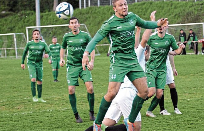 Kleinglattbachs Hannes Holzhäuer (vorne) hatte wenige Sekunden vor Spielende erneut eine Riesenchance, doch es blieb beim 4:4. Foto. Küppers