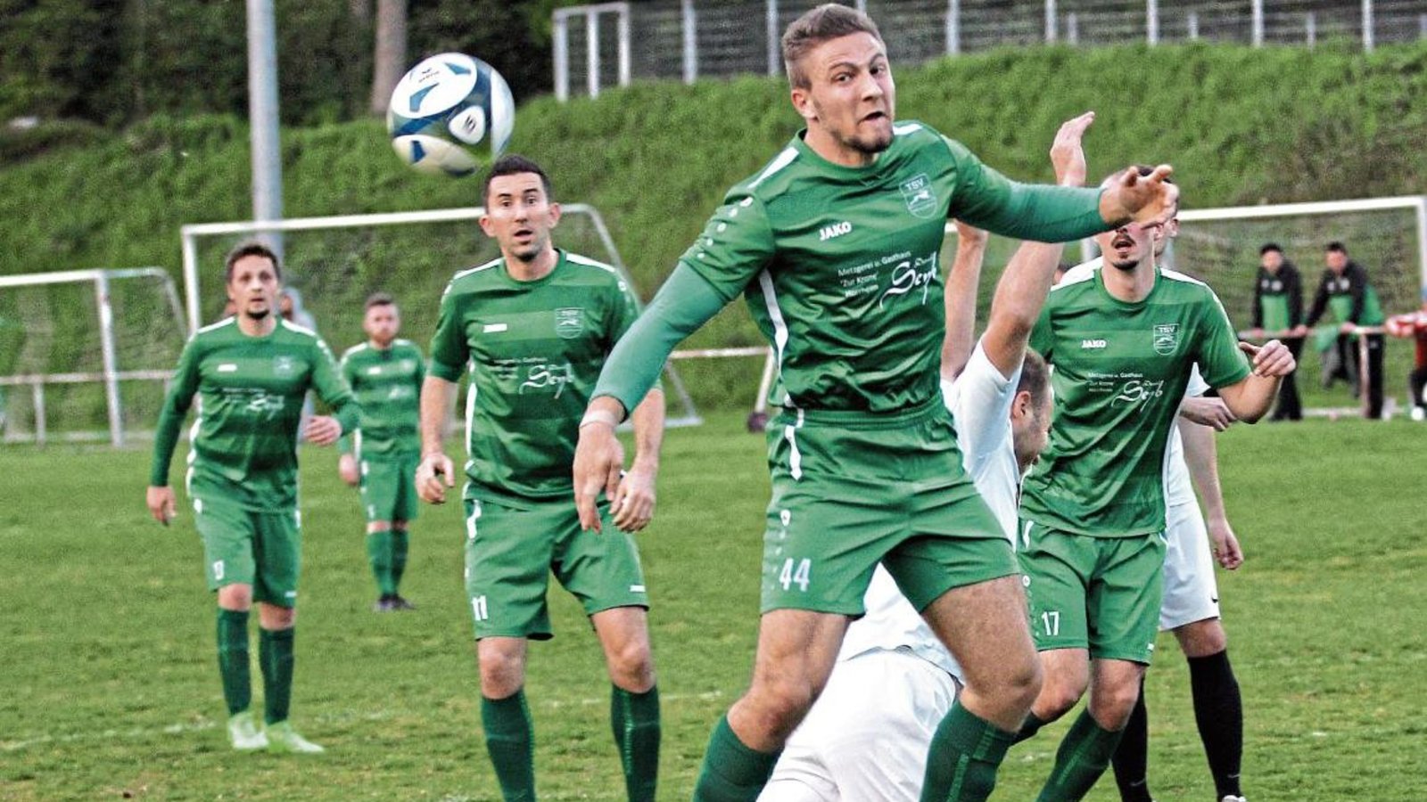 Kleinglattbachs Hannes Holzhäuer (vorne) hatte wenige Sekunden vor Spielende erneut eine Riesenchance, doch es blieb beim 4:4. Foto. Küppers