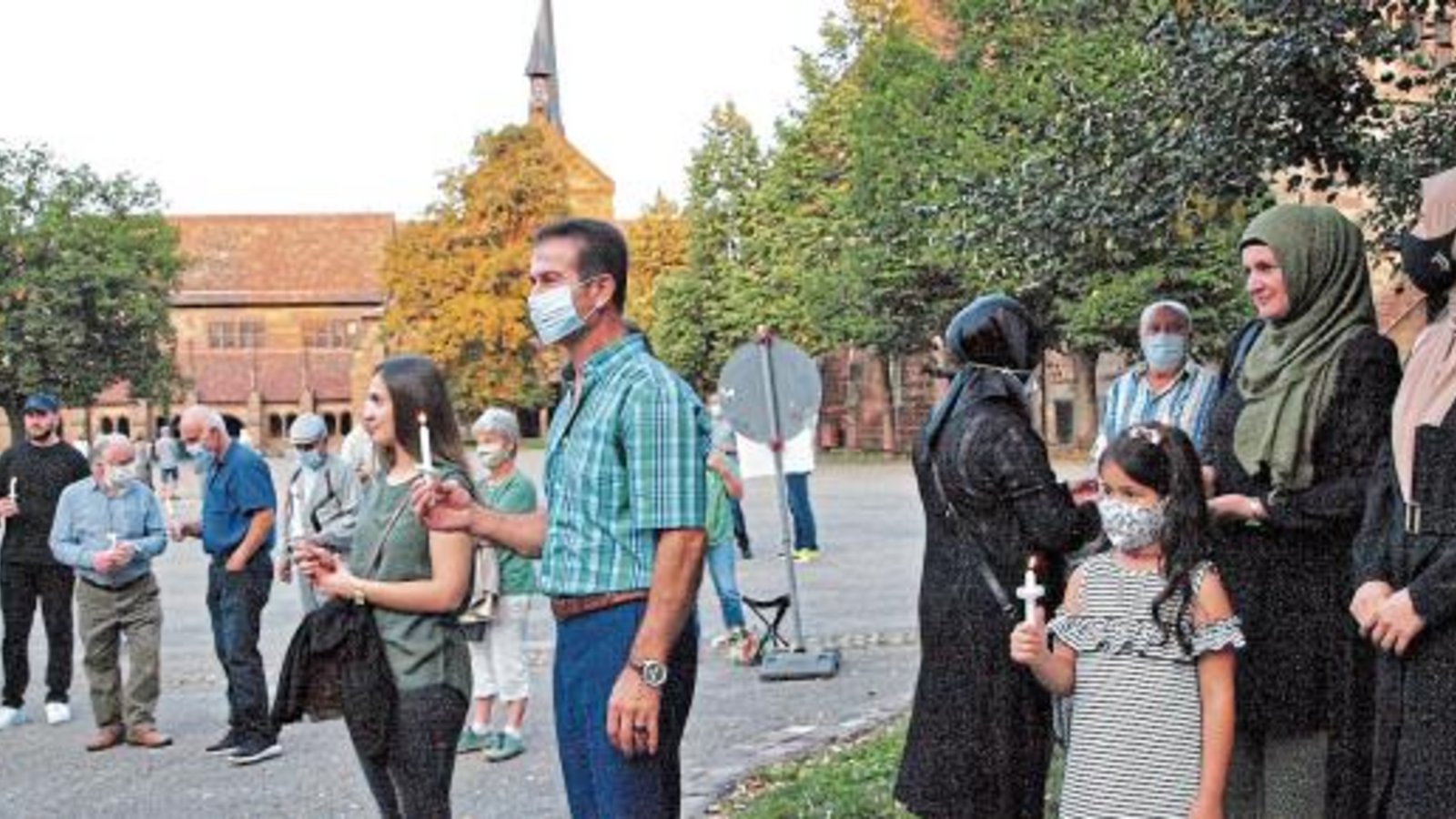 Vereint im Gebet um Frieden in der Welt leuchten die Friedenskerzen. Foto: Filitz Vereint im Gebet um Frieden in der Welt leuchten die Friedenskerzen. Foto: Filitz