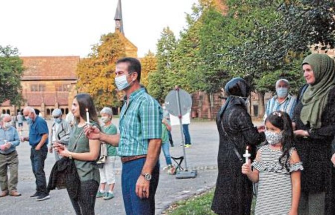 Vereint im Gebet um Frieden in der Welt leuchten die Friedenskerzen.  Foto: Filitz