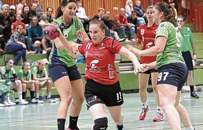 Sophie Kämpfe hat keine Mühe, zwischen der gegnerischen Abwehr durchzukommen. Wie schlägt sich der HCME beim eigenen Turnier? Foto: Küppers