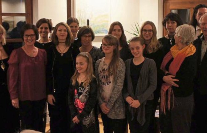 Für die Solisten und Kulturwerkstatt-Leiterin Ursula Layer (links) gab es viel Applaus.  Foto: p
