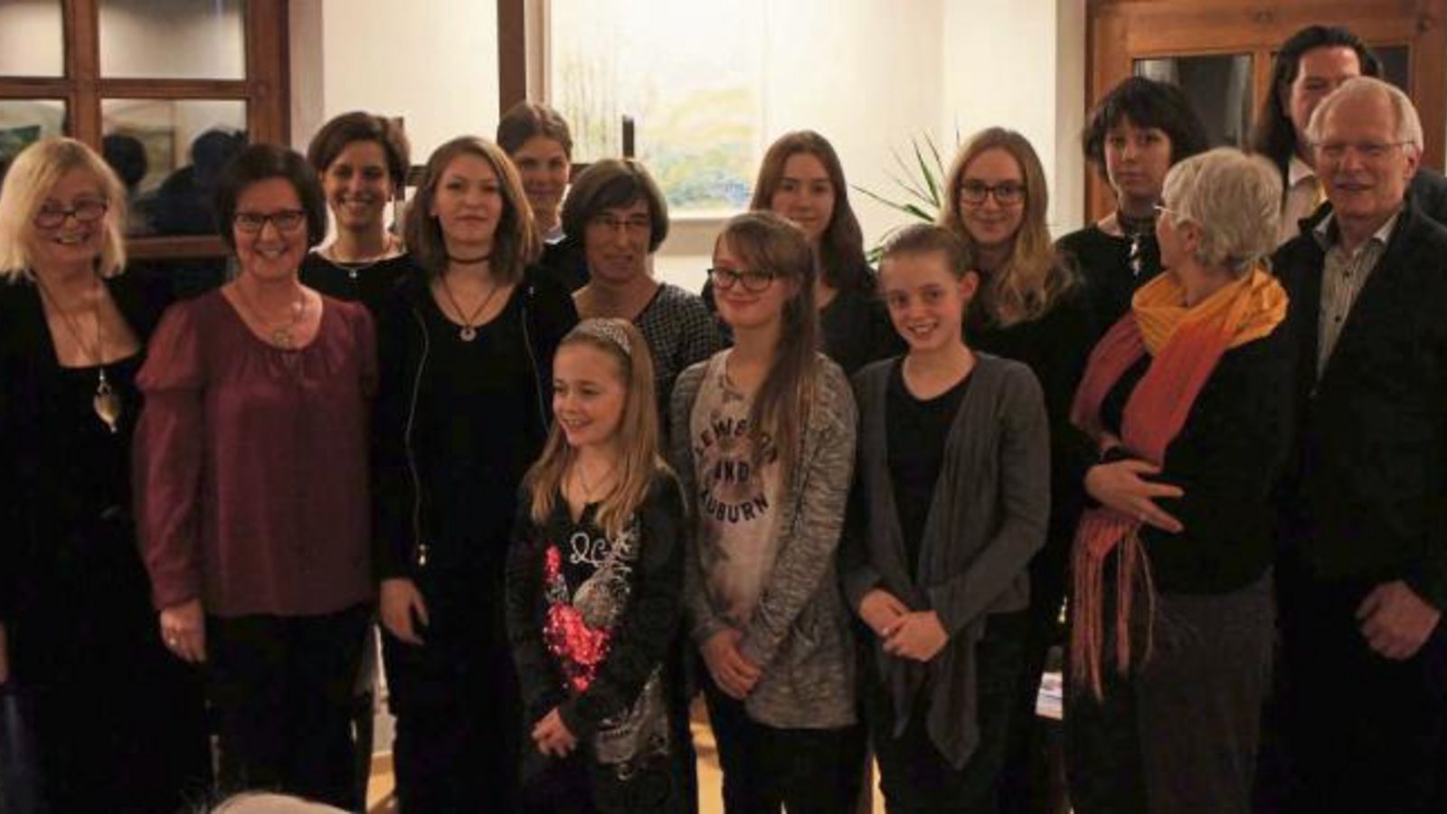 Für die Solisten und Kulturwerkstatt-Leiterin Ursula Layer (links) gab es viel Applaus.  Foto: p
