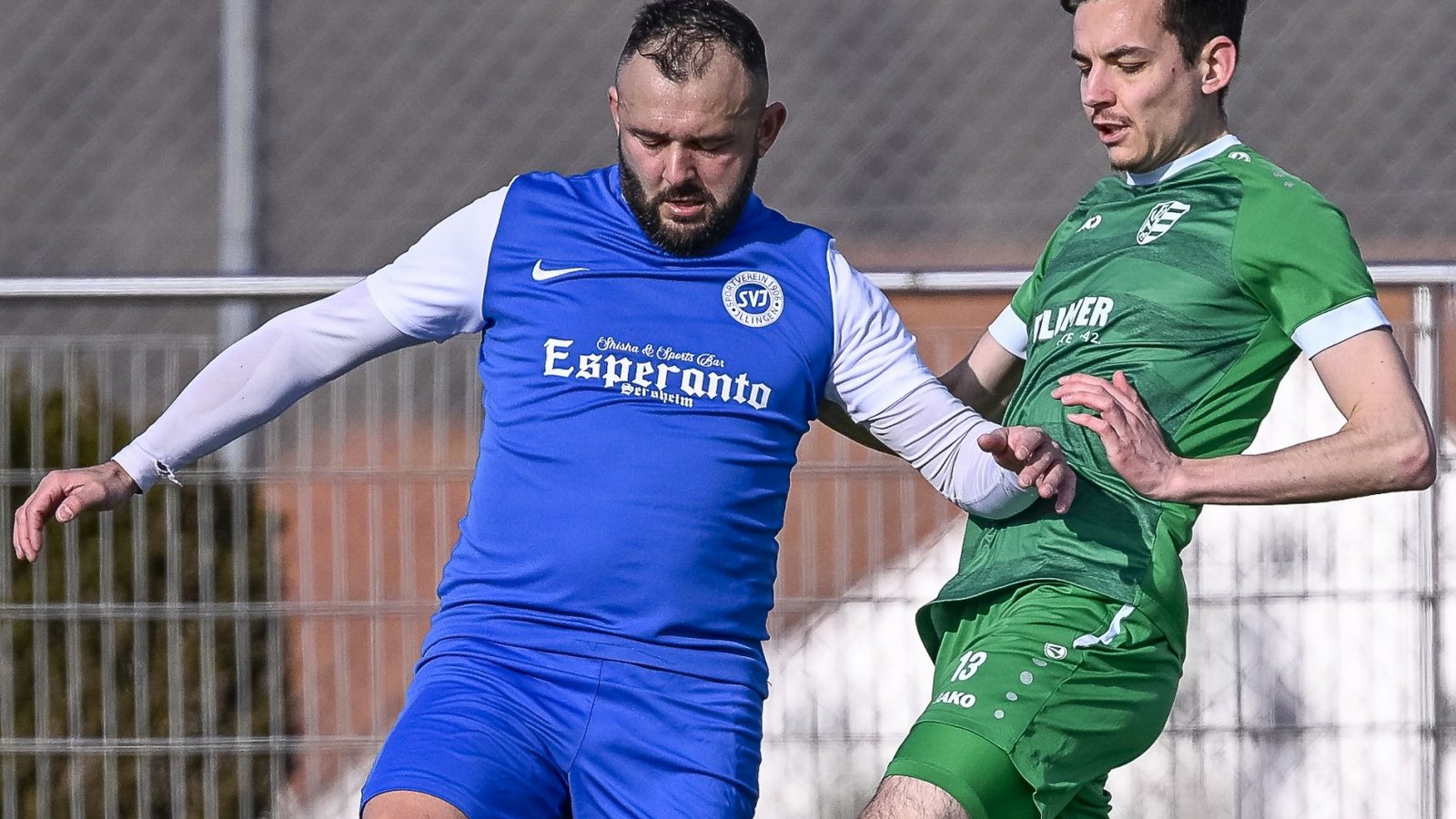 Illingens Ihsan Camlice (links) setzt sich gegen Marcel Kolb durch, der SVI gewinnt 6:2. Foto: Leitner Illingens Ihsan Camlice (links) setzt sich gegen Marcel Kolb durch, der SVI gewinnt 6:2. Foto: Leitner