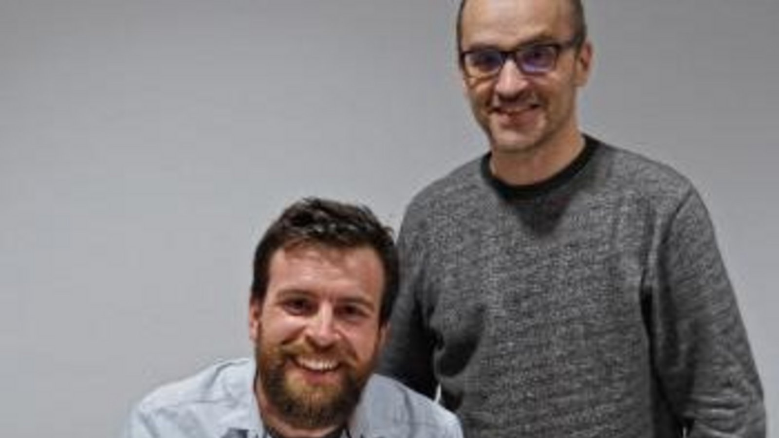 Jonas Deichmann (l.) und Harald Eiberger mit dem Goldenen Buch. Foto: Romanowski Jonas Deichmann (l.) und Harald Eiberger mit dem Goldenen Buch. Foto: Romanowski