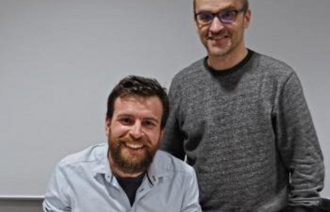 Jonas Deichmann (l.) und Harald Eiberger mit dem Goldenen Buch.  Foto: Romanowski