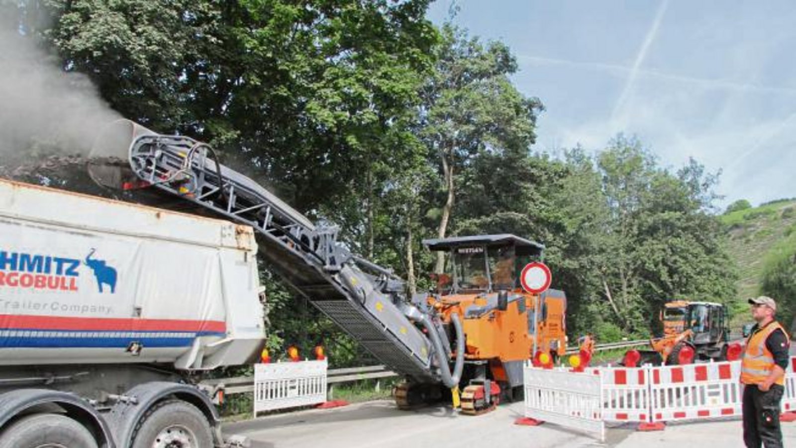 Seit gestern gibt es kein Durchkommen mehr. Der Landkreis erneuert auf einer Länge von 300 Metern den Fahrbahnbelag der Kreisstraße 1648 zwischen dem Ortsausgang Roßwag und dem Steinbruch. Die Arbeiten sollen eine Woche dauern und kosten rund 50 000 Euro. Für die Roßwager bedeutet dies: Umwege fahren. Foto: Banholzer Seit gestern gibt es kein Durchkommen mehr. Der Landkreis erneuert auf einer Länge von 300 Metern den Fahrbahnbelag der Kreisstraße 1648 zwischen dem Ortsausgang Roßwag und dem Steinbruch. Die Arbeiten sollen eine Woche dauern und kosten rund 50 000 Euro. Für die Roßwager bedeutet dies: Umwege fahren. Foto: Banholzer