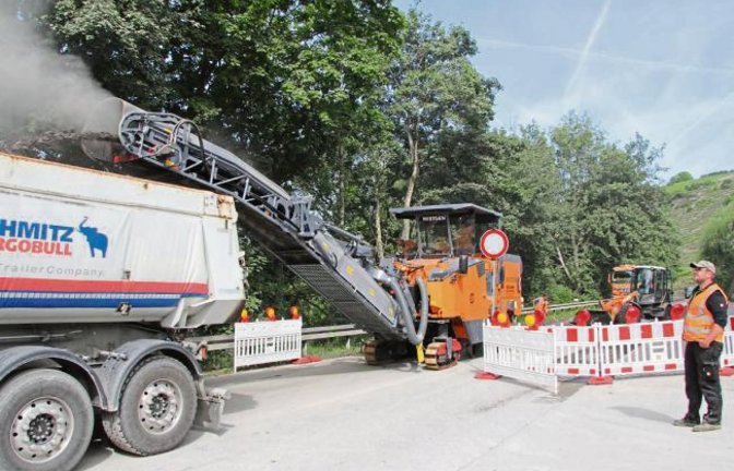 Seit gestern gibt es kein Durchkommen mehr. Der Landkreis erneuert auf einer Länge von 300 Metern den Fahrbahnbelag der Kreisstraße 1648 zwischen dem Ortsausgang Roßwag und dem Steinbruch. Die Arbeiten sollen eine Woche dauern und kosten rund 50 000 Euro. Für die Roßwager bedeutet dies: Umwege fahren.  Foto: Banholzer
