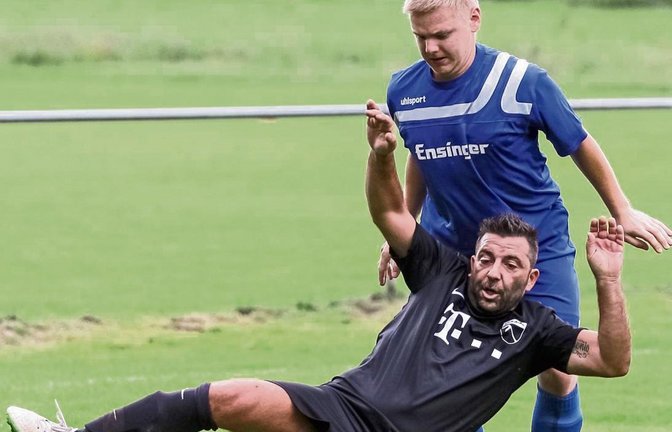 Francesco Antonaci (SV Riet) kommt im Zweikampf mit seinem Gündelbacher Kontrahenten Philipp Wimmer zu Fall.  Foto: Simecek