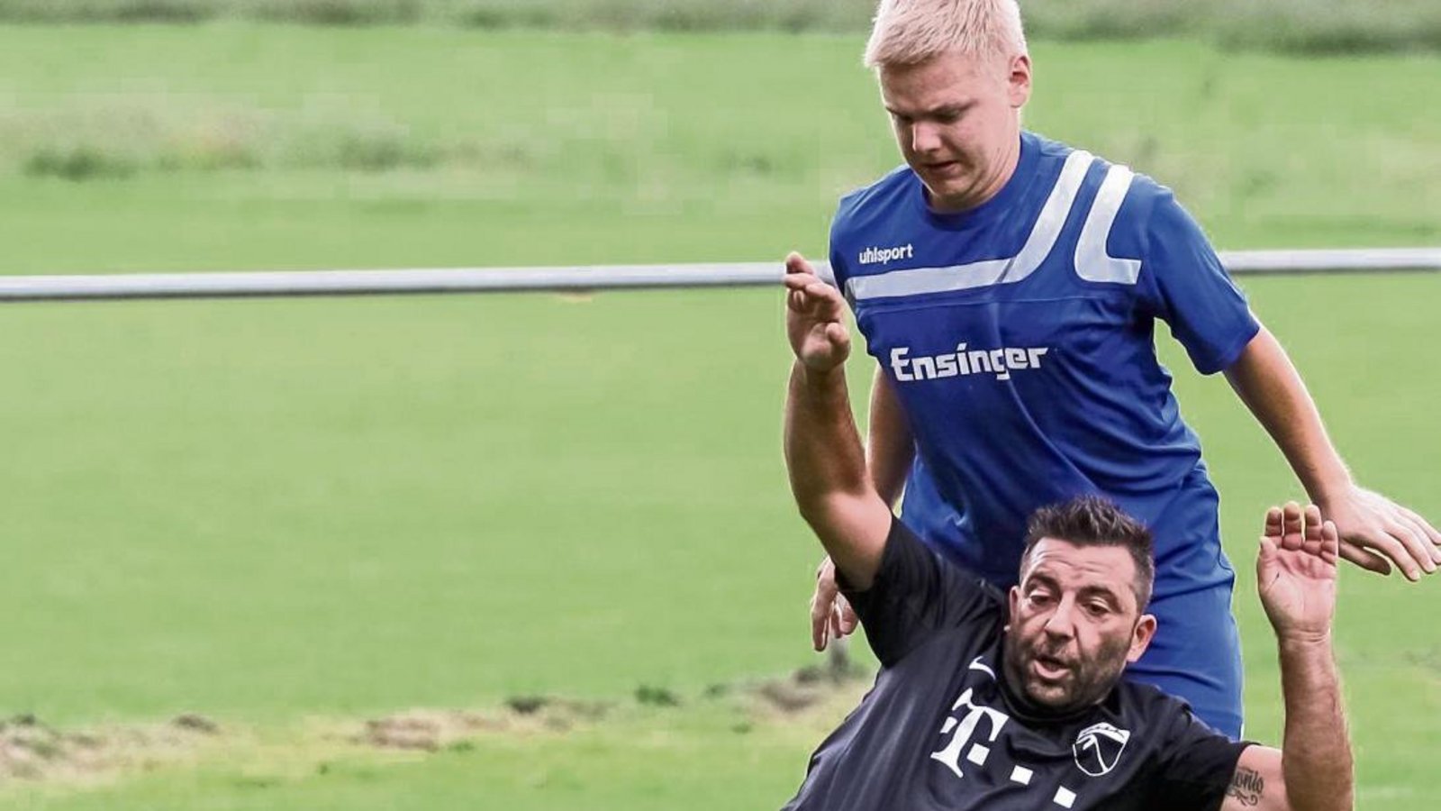 Francesco Antonaci (SV Riet) kommt im Zweikampf mit seinem Gündelbacher Kontrahenten Philipp Wimmer zu Fall.  Foto: Simecek