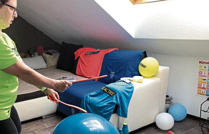 Karin Geske turnt daheim vor dem Bildschirm mit den Mitgliedern ihrer Sportgruppen. Foto: privat
