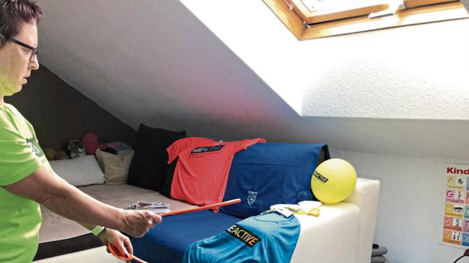Karin Geske turnt daheim vor dem Bildschirm mit den Mitgliedern ihrer Sportgruppen. Foto: privat Karin Geske turnt daheim vor dem Bildschirm mit den Mitgliedern ihrer Sportgruppen. Foto: privat