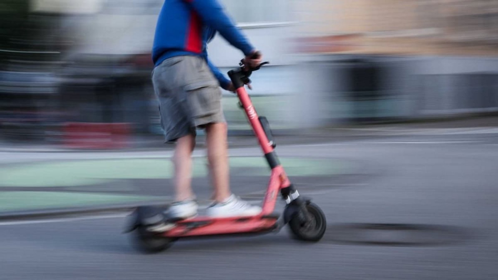 Statt eines Fahrers waren auf einem E-Scooter in Murrhardt gleich drei Personen unterwegs.picture alliance/dpa (Symbolbild) Statt eines Fahrers waren auf einem E-Scooter in Murrhardt gleich drei Personen unterwegs.picture alliance/dpa (Symbolbild)
