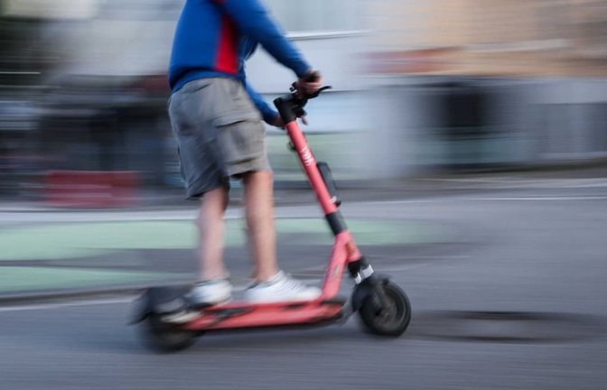 Statt eines Fahrers waren auf einem E-Scooter in Murrhardt gleich drei Personen unterwegs.<span class='image-autor'>picture alliance/dpa (Symbolbild)</span>