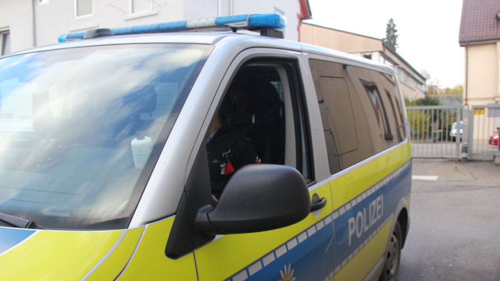 Mit dem Einsatzwagen geht es auf Streife. Die Polizisten rücker aber nicht erst aus, wenn ein Notruf eingeht, sondern sind auch sonst auf den Straßen unterwegs und zeigen Präsenz. Das Fahrzeug ist für die unterschiedlichsten Einsätze gerüstet. Neben dem Einsatzkoffer ist auch eine Amokausrüstung mit speziellen Schutzwesten im Gepäck.