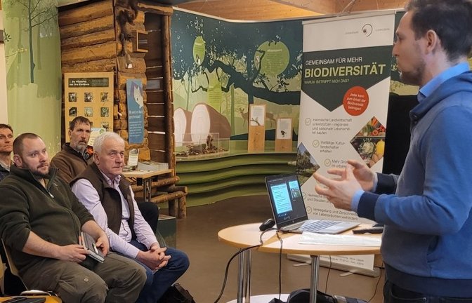 Welche Vorteile bietet der Anbau von Wildpflanzen für die Biogasgewinnung? Beim Vortrag geben zwei Landwirte ihre Erfahrungen weiter. <span class='image-autor'>Foto: Naturpark Stromberg-Heuchelberg</span>