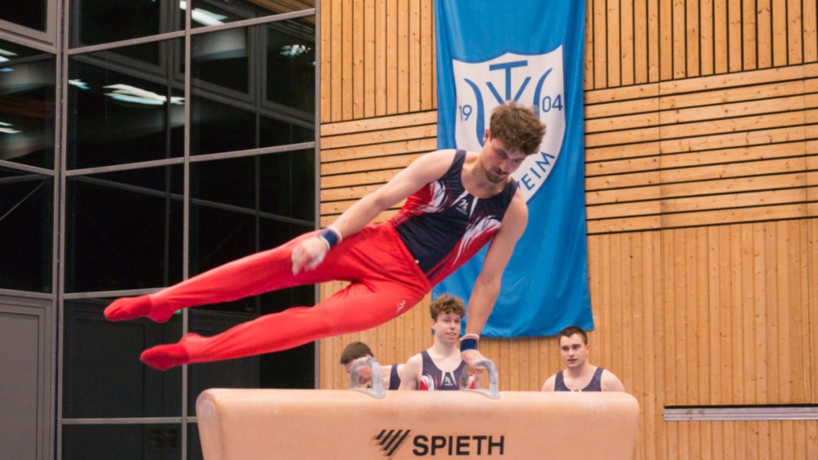 Muskelkraft: die Gerätturner am Pauschenpferd. Muskelkraft: die Gerätturner am Pauschenpferd.