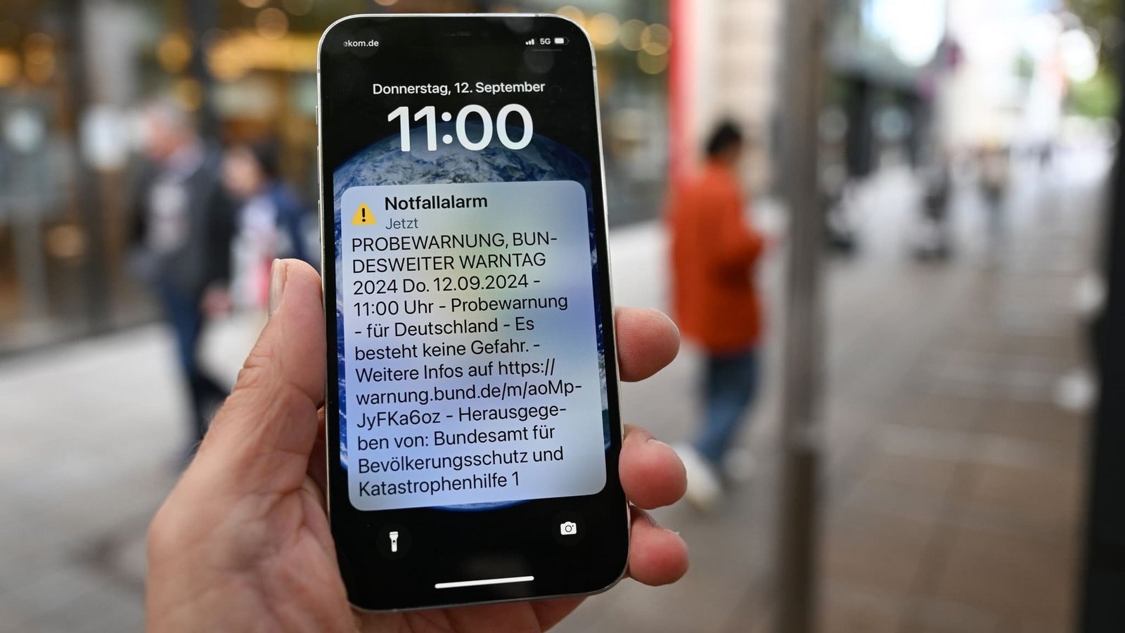 Der Probealarm sollte die meisten Handys auch dann erreichen, wenn keine Warnapps installiert sind. (Archivbild)Bernd Weißbrod/dpa