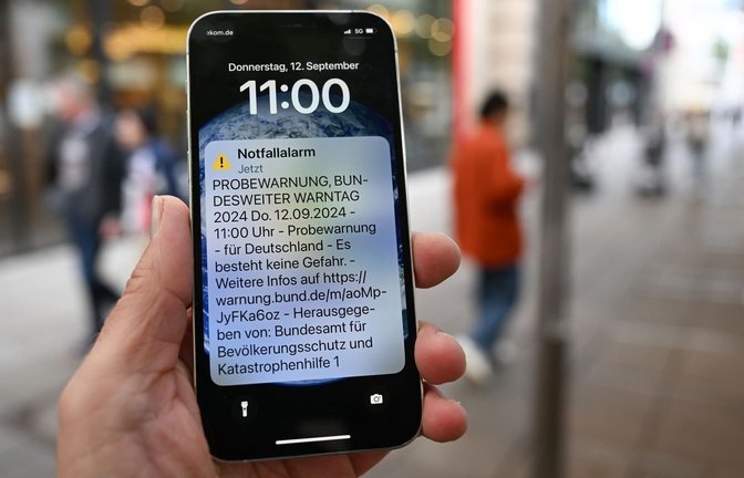 Der Probealarm sollte die meisten Handys auch dann erreichen, wenn keine Warnapps installiert sind. (Archivbild)<span class='image-autor'>Bernd Weißbrod/dpa</span>