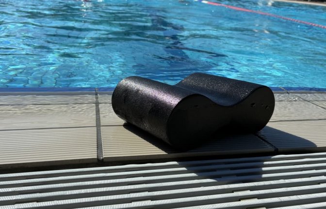 Die Sportbahn nimmt nur 3,75 Meter Breite des Beckens ein. Am Beckenrand hat jemand einen Pull Buoy, eine Schwimmboje aus Schaumstoff, abgelegt.<span class='image-autor'>Philipp Schulte</span>