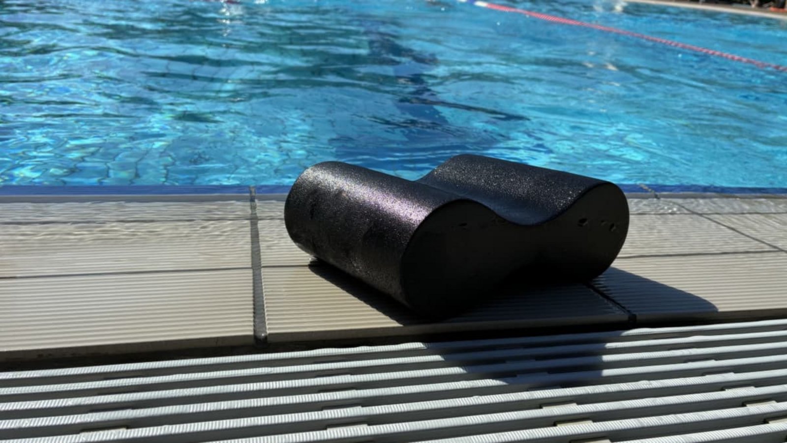 Die Sportbahn nimmt nur 3,75 Meter Breite des Beckens ein. Am Beckenrand hat jemand einen Pull Buoy, eine Schwimmboje aus Schaumstoff, abgelegt.Philipp Schulte