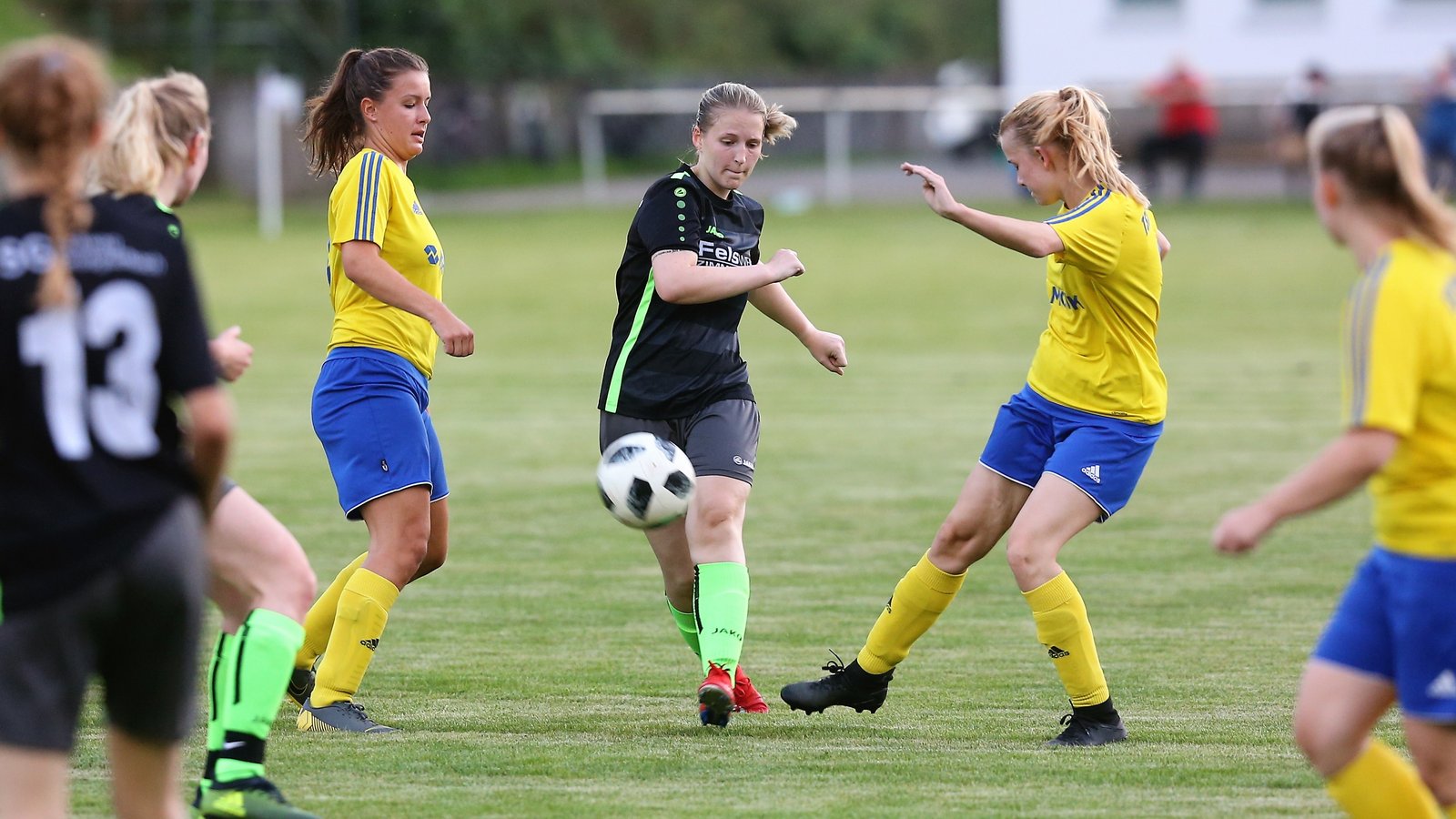Bislang hat die SGM Roßwag/Großglattbach (in Schwarz Carina Wagner) in der Bezirksliga gegen die Reserve des TSV Heimsheim gespielt. Morgen folgt das Duell mit der Ersten. Foto: Küppers Bislang hat die SGM Roßwag/Großglattbach (in Schwarz Carina Wagner) in der Bezirksliga gegen die Reserve des TSV Heimsheim gespielt. Morgen folgt das Duell mit der Ersten. Foto: Küppers
