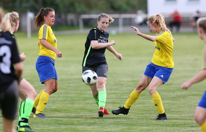 Bislang hat die SGM Roßwag/Großglattbach (in Schwarz Carina Wagner) in der Bezirksliga gegen die Reserve des TSV Heimsheim gespielt. Morgen folgt das Duell mit der Ersten. <span class='image-autor'>Foto: Küppers</span>