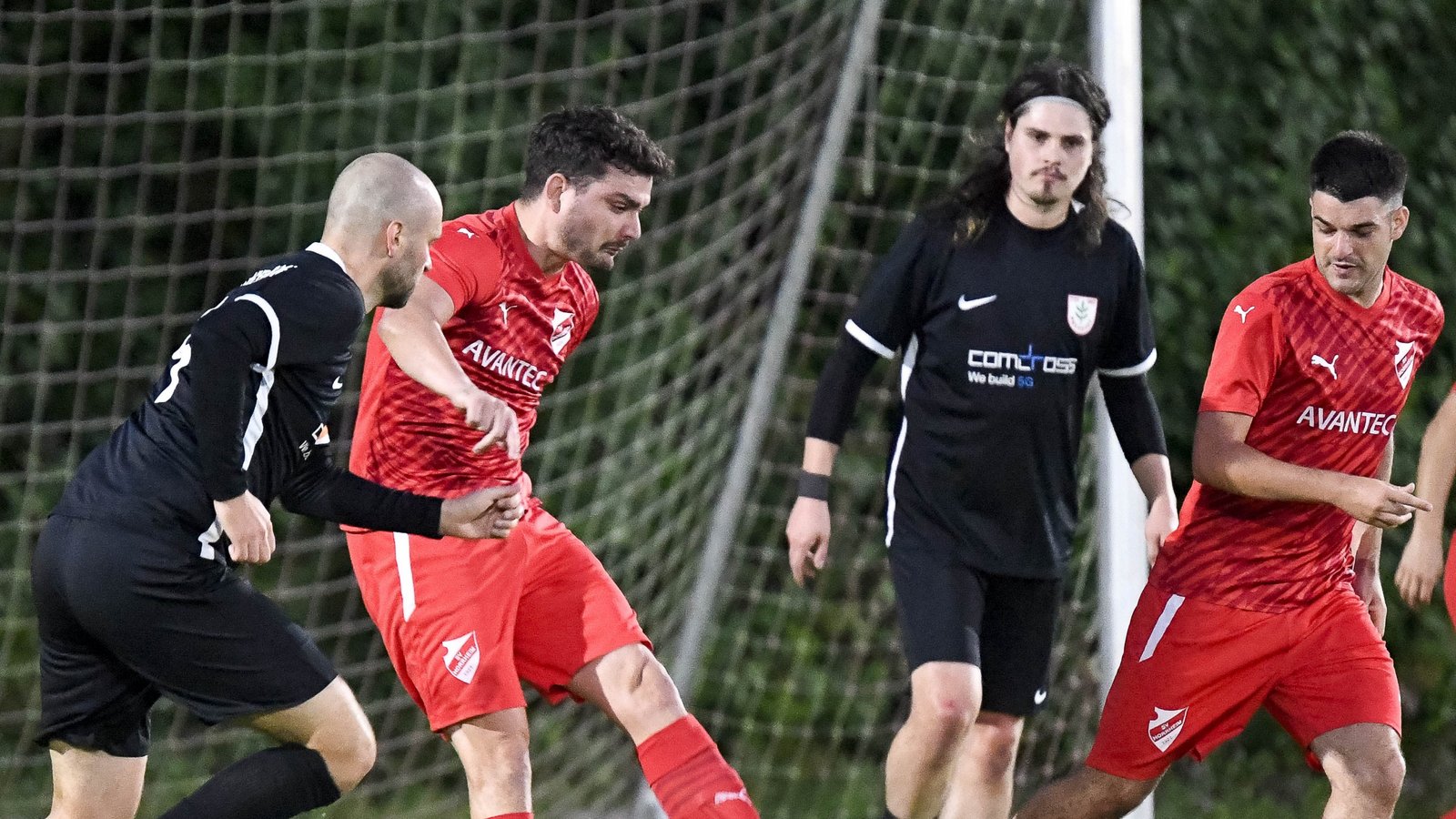 Das Flutlichtspiel in Horrheim hat der gastgebende SVH (hier klärt gerade Pascal Kohler) mit 0:4 gegen den TSV Nussdorf verloren. Foto: Leitner Das Flutlichtspiel in Horrheim hat der gastgebende SVH (hier klärt gerade Pascal Kohler) mit 0:4 gegen den TSV Nussdorf verloren. Foto: Leitner