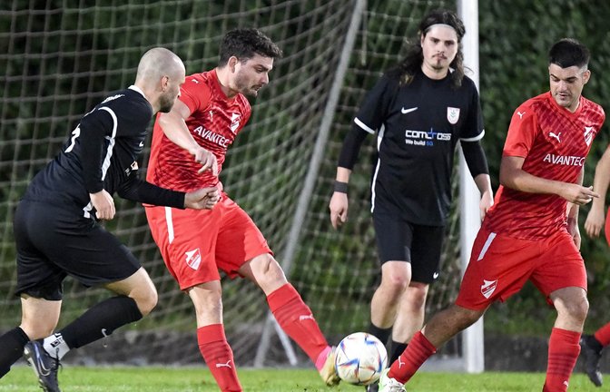 Das Flutlichtspiel in Horrheim hat der gastgebende SVH (hier klärt gerade Pascal Kohler) mit 0:4 gegen den TSV Nussdorf verloren. <span class='image-autor'>Foto: Leitner</span>