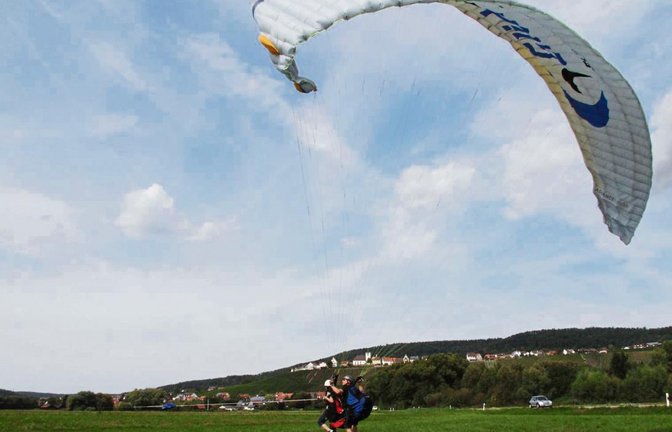 Mit einem erfahrenen Piloten konnten die Festbesucher am Wochenende selbst einen Rundflug unternehmen.  Foto: Banholzer