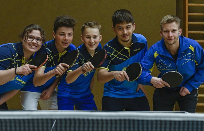 Die Jungenmannschaft der SGM TSV Nussdorf/SV Iptingen hat sich den Aufstieg in die Tischtennis-Bezirksliga ihrer Altersklasse gesichert. Nach einer spannenden Saison und einem knappen Sieg gegen den hartnäckigsten Mitanwärter um die Meisterschaft, die TTR Diefenbach, buchte die gemischte Mannschaft von TSV Nussdorf und SV Iptingen den verdienten Aufstieg für sich. Tim Bosch (8:2), Elyesa Ekinci (7:4), Lara Häußermann (8:2) und Marlon Groß (4:1) waren die Garanten für diesen Erfolg. Daniel Bosch und Gianluca Cecelja sind hier ebenfalls positiv zu erwähnen, da sie aushalfen, als Not am Mann war. Um in der Bezirksliga zu bestehen, soll das Training künftig zwei Mal pro Woche stattfinden, außerdem wird die Suche nach einem weiteren geeigneten Jugendtrainer forcierten. Auf dem Bild (von links): Lara Häußermann, Tim Bosch, Marlon Groß, Elyesa Ekinci und Trainer Valentin Wolf. <span class='image-autor'>Foto: Leitner</span>