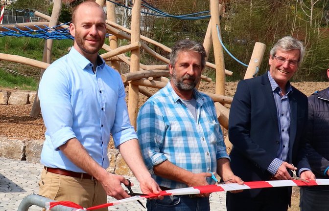 Andreas Tiefau vom Büro KMB, Bauhofleiter Dieter Krause, Verbandspräsident Thomas Bopp, Bürgermeister Frank Wittendorfer, Planerin Anette Striegel sowie die künftige Kämmerin Carolin König (von links) weihten gemeinsam den neuen Rastplatz ein. <span class='image-autor'>Fotos: Gergen</span>