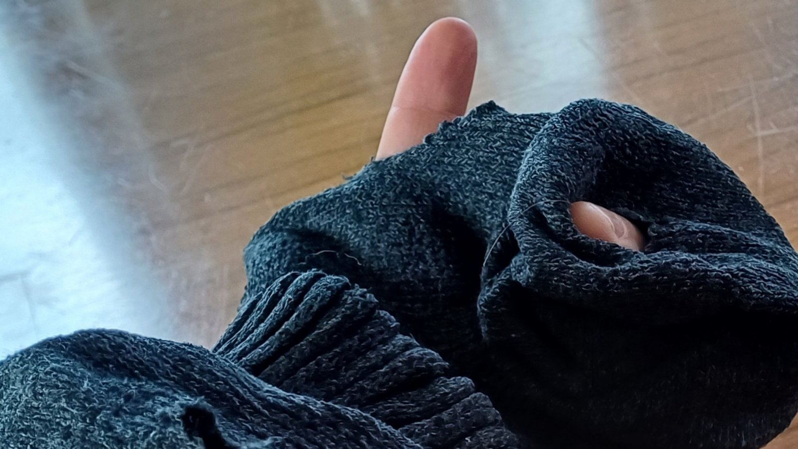 Löchrige Socken: Früher ein Fall fürs Stopfei oder den Restmüll, heute ein Fall fürs Stopfei oder den Altkleidercontainer.