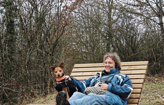 Sally und ihr Frauchen legen beim Auricher Hügelsofa ein Päuschen ein.  Foto: Rücker