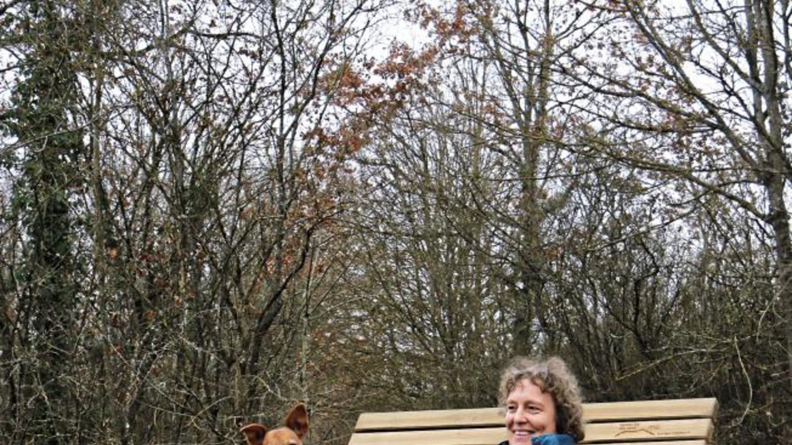 Sally und ihr Frauchen legen beim Auricher Hügelsofa ein Päuschen ein.  Foto: Rücker