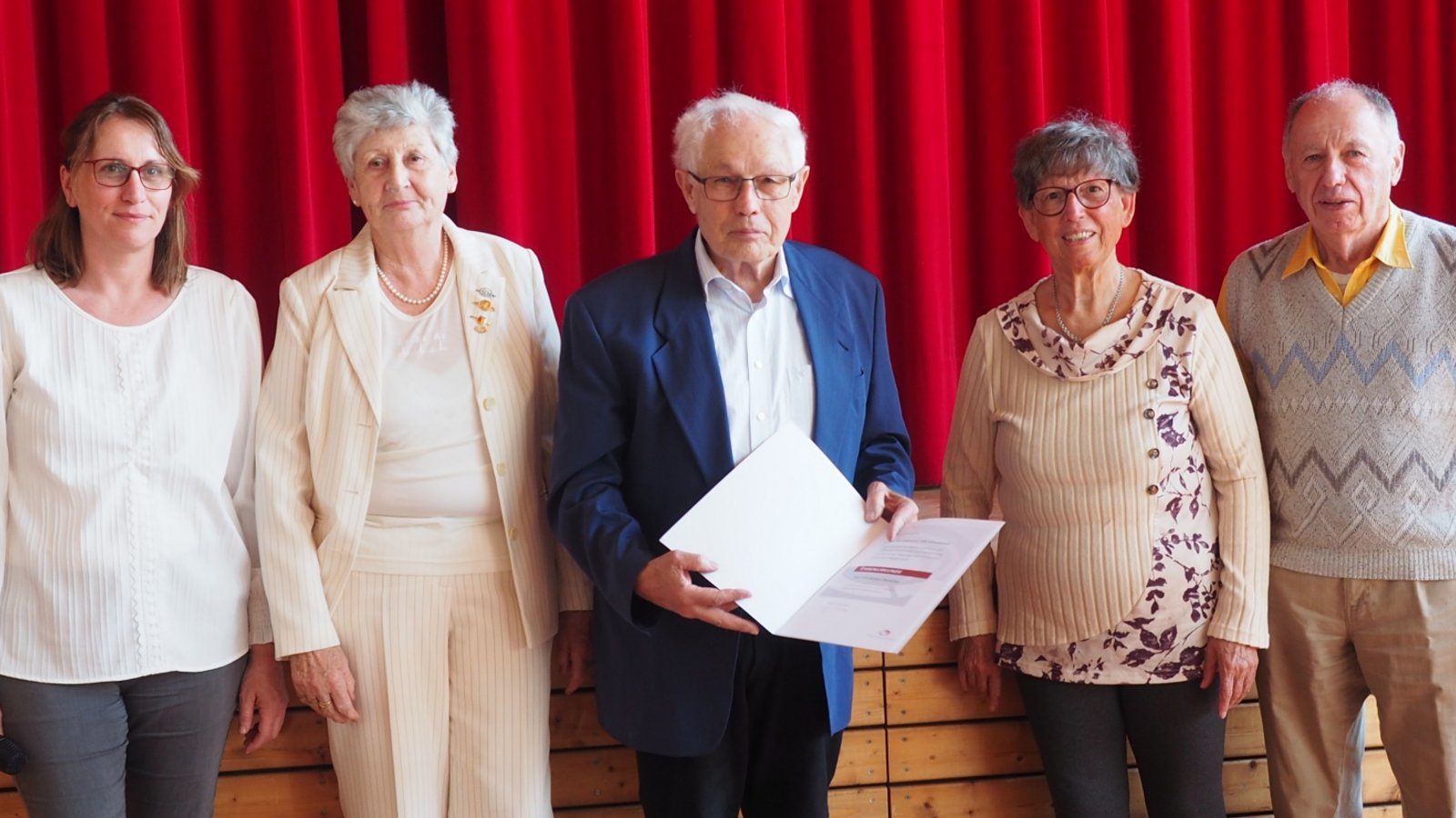 Karine Bell und Anita Gnann-Hass vom Chorverband (von links) zeichnen Erwin Lorch, Renate Gulich und Gottfried Dupper vom Liederkranz Häfnerhaslach aus.  Foto: Lorch