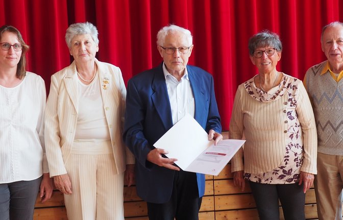 Karine Bell und Anita Gnann-Hass vom Chorverband (von links) zeichnen Erwin Lorch, Renate Gulich und Gottfried Dupper vom Liederkranz Häfnerhaslach aus.  <span class='image-autor'>Foto: Lorch</span>